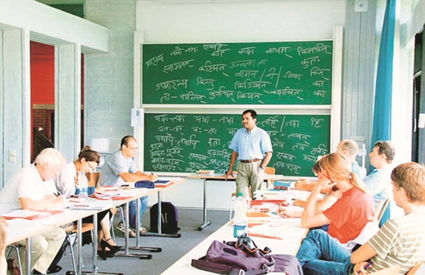 भारत की अनुसूचित भाषाओं में से एक संस्कृत को उत्तराखंड की दूसरी आधिकारिक भाषा का दर्जा मिला हुआ है।