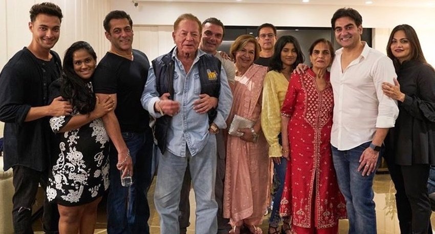 इस फोटो को अर्पिता खान ने अपने इंस्टा पर शेयर किया है। तस्वीर में सलमान खान का पूरा परिवार नजर आ रहा है।