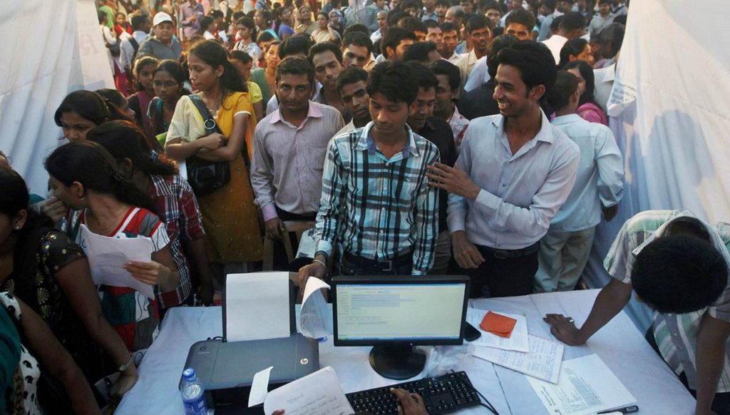 ग्रुप डी पदों के अंतर्गत चपरासी, माली, गेटकीपर, सफाईकर्मी और समकक्ष पद आते हैं। 