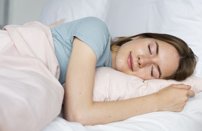 Health News: सोने के तरीके से भी रखें अपनी त्वचा का ख्याल