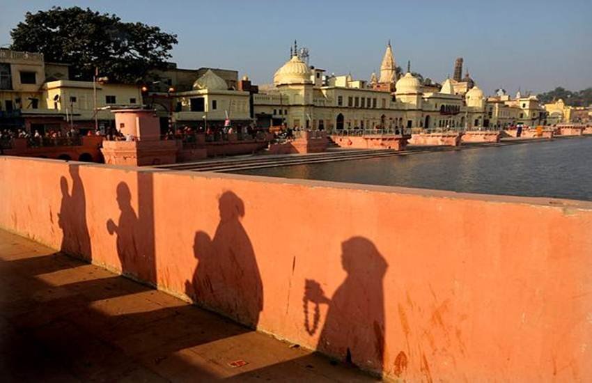 अयोध्या में पूजा के लिए जाते श्रद्धालु। (फोटो सोर्स: AP)