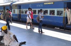 रेलवे ने रद्द कर दीं 182 ट्रेन, 100 से ज्यादा के बदल डाले रूट