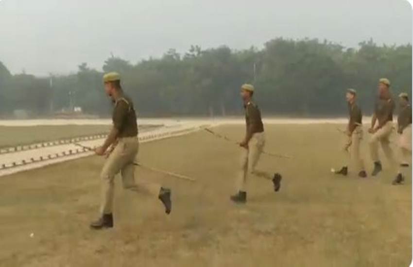 पुलिस ने लाठी को घोड़ा मान लिया और दंगा-नियंत्रण का अभ्यास शुरू कर दिया। (फोटो सोर्स: Video Grab from Social Media) 