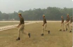 VIDEO: जब घोड़े की जगह लाठी पर सवार होकर भागे यूपी पुलिस के जवान