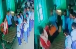 क्लास में बच्चों ने शिक्षिका को धुना, फिर बाथरूम में किया बंद; शिकायत पर मिला जवाब- बच्चे हैं…जो चाहे, वह करेंगे