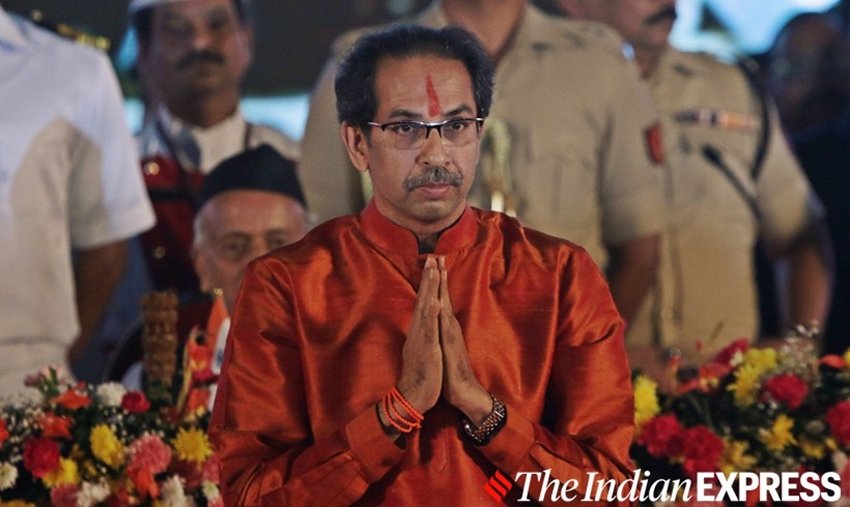 शिवसेना प्रमुख उद्धव ठाकरे ने गुरुवार 28 नवंबर को मुंबई के 19वें मुख्यमंत्री के तौर पर शपथ ली। उद्धव ठाकरे का शपथ ग्रहण समारोह मुंबई के शिवाजी पार्क मैदान में संपन्न हुआ। उद्धव के शपथ ग्रहण का मंच बेहद शानदार तरीके से सजाया गया था। इस मंच को तैयार किया था बॉलीवुड के मशहूर आर्ट डायरेक्टर नितिन देसाई ने। मंच की सजावट में खास तौर पर भगवा और सुनहरे रंग का इस्तेमाल किया गया था। शिवाजी पार्क शिवसेना के लिए काफी महत्व रखता है। दरअसल शिवसेना के गठन के बाद बाल ठाकरे ने इसी मैदान से अपनी पहली रैली आयोजित की थी। (Express photo: Prashant Nadkar)