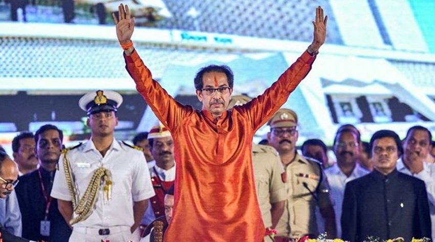 उद्धव ठाकरे के साथ शिवसेना के एकनाथ शिंदे और सुभाष देसाई, कांग्रेस के बालासाहेब थरोट और नितिन राउत सहित एनसीपी के जयंत पाटिल और छगन भुजबल ने मंत्री पद की शपथ ली। (Express photo: Prashant Nadkar)