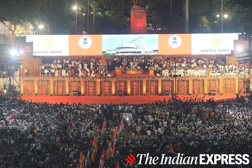 शपथ ग्रहण समारोह में भारी संख्या में लोगों ने अपनी मौजूदगी दर्ज कराई। (Express photo: Prashant Nadkar)