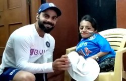 IND vs BAN, VIDEO: इंदौर स्टेडियम में अपने स्पेशल फैन से कुछ इस अंदाज में मिले विराट कोहली, दिया ऑटोग्राफ