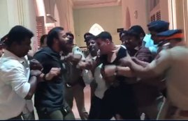 akshay kumar, rohit shetty, akshay kumar news, rohit shetty news, अक्षय कुमार, रोहित शेट्टी, katrina kaif, akshay kumar fight with rohit shetty, akshay kumar fighting rohit shetty, katrina kaif in akshay kumar fighting, police have to solve akshay kumar and rohit shetty fight, akshay kumar and rohit shetty fallout, akshay kumar video, akshay kumar video viral, rohit shetty video viral,