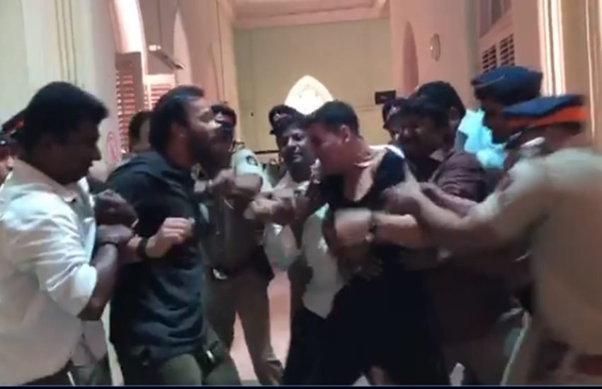 akshay kumar, rohit shetty, akshay kumar news, rohit shetty news, अक्षय कुमार, रोहित शेट्टी, katrina kaif, akshay kumar fight with rohit shetty, akshay kumar fighting rohit shetty, katrina kaif in akshay kumar fighting, police have to solve akshay kumar and rohit shetty fight, akshay kumar and rohit shetty fallout, akshay kumar video, akshay kumar video viral, rohit shetty video viral,