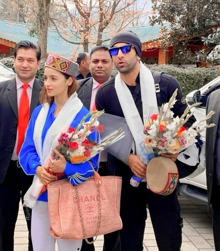 जहां रणबीर कपूर हिमाचली टोपी को हाथों में लिए दिखे वहीं आलिया उसे पहनकर काफी खूबसूरत लग रही थीं।