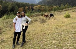 भूटान में चाय पीकर लोगों के निशाने पर आईं विराट कोहली की पत्नी अनुष्का शर्मा, ट्रोल्स ने कहा- चल झूठी