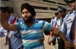 8 साल पहले NCP चीफ शरद पवार को जड़ा था चाटा, मंत्री और पुलिस वाले को थप्पड़ मारने वाला अब धराया