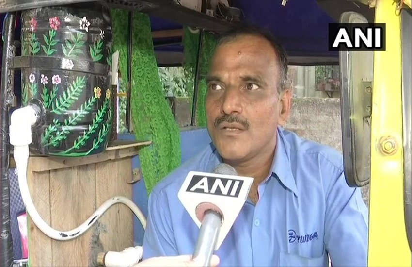 मुंबई के 'होम सिस्‍टम'ऑटो रिक्शा ड्राइवर सत्यवान गिते (फोटो सोर्स - ANI)