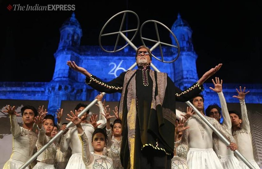 अमिताभ बच्चन ने कार्यक्रम में स्टेज परफॉर्मेंस के जरिए जान गंवाने वाले लोगों को श्रद्धांजलि दी। (Express Photo by Prashant Nadkar)