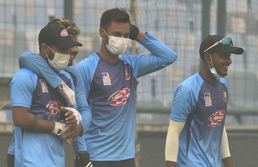 टी20 मैच से पहले बांग्लादेश के क्रिकेटरों ने मॉस्क पहनकर अभ्यास सत्र में हिस्सा लिया था। (फाइल फोटो)