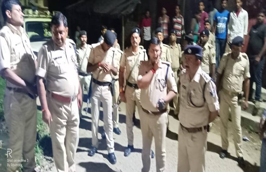 हत्या के बाद मौके मुआयना करते एसएसपी व पुलिस वाले हत्या के बाद मौके मुआयना करते एसएसपी व पुलिस वाले