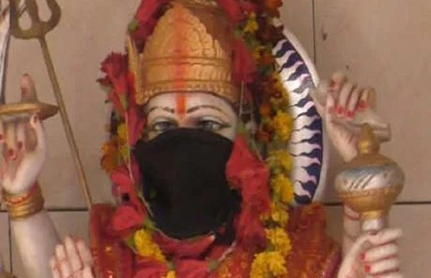 मुर्तियों को पहनाया गया मास्क, फोटो सोर्स- सोशल मीडिया