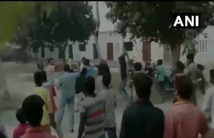 प्रयागराज में टीचर को पीटती भीड़, फोटो सोर्स- ANI