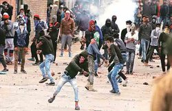 BHU कैंपस में भिड़े छात्रों ने पत्थरबाजी कर मचाया बवाल, हॉस्टल की छत से मिला देसी कट्टा