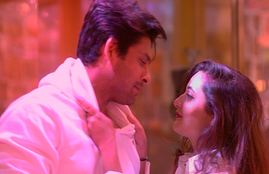 Bigg Boss,Sidharth Shukla, Rashmi Desai, Bigg Boss 13, Bigg Boss 13 Reality Show, रश्मि-सिद्धार्थ रोमांस, बिग बॉस, BB13, Rashmi and Siddharth Shukla Hot Chemistry, Rashmi and Siddharth in the BB13 house, Rashmi Siddharth from bed room to swimming pool, sizzling romance sequence rashmi siddharth, entertainment news, bollywood news, television news, jansatta bollywood news