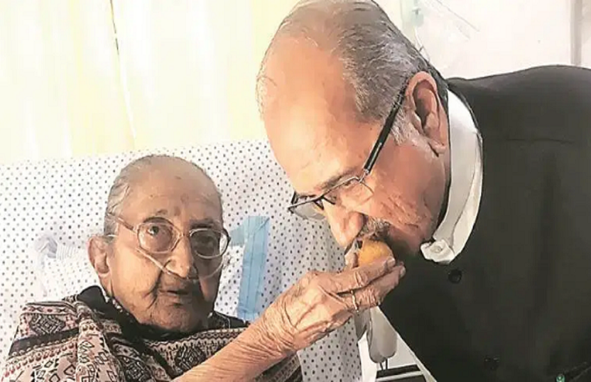 92 साल की मां के हाथों लड्डू खाते हुए गुजरात के शिक्षा मंत्री भूपेंद्रसिंह चुडासमा। (indian express photo)