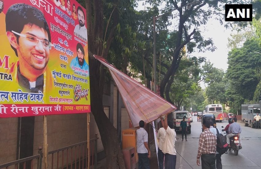 BMC ने मातोश्री के बाहर लगी होर्डिंग्स को हटाया 
फोटो- एएनआई 