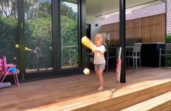 VIDEO: ‘मैं विराट कोहली हूं’ की रट लगाकर बेटी ने की बल्लेबाजी, डेविड वार्नर करते रहे बॉलिंग