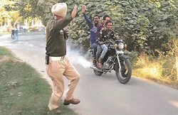 पहले ट्रैफिक सिग्नल तोड़ा, फिर लौटकर ASI का उड़ाया मजाक; ट्रैफिक पुलिस ने घर जाकर काटा 14,500 रुपए का चालान