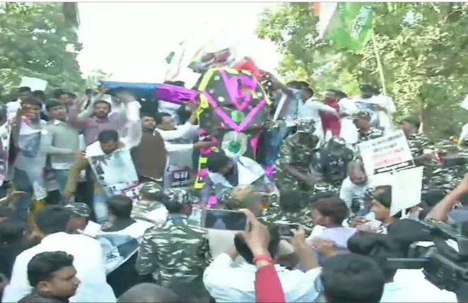 गांधी परिवार से SPG सुरक्षा वापस लेने के खिलाफ युवा कांग्रेस का प्रोटेस्ट, BJP और पुलिस पर लगाए ये आरोप