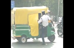 ट्रैफिक नियमों को तोड़ने पर भड़का इंदौर का ‘Dancing Cop’, ड्राइवर को बीच सड़क पर मारी लातें, Video Viral