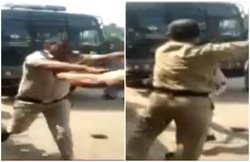 VIDEO: महाराष्ट्र में सड़क पर भिड़े पुलिस वाले, एक-दूसरे पर थप्पड़ बरसाते और जूते फेंकते आए नजर