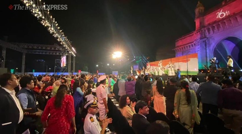 अमिताभ ने इस मौके पर खुद से लिखी एक कविता भी सुनाई जिसपर वहां मौजूद लोगों ने खड़े होकर तालियां बजाईं। (Express Photo by Nirmal Harindran)