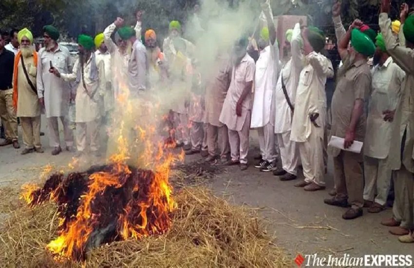 बठिंडा जिला अधिकारी कार्यालय के सामने पराली जलातें हुए किसान, फोटो सोर्स- इंडियन एक्सप्रेस 