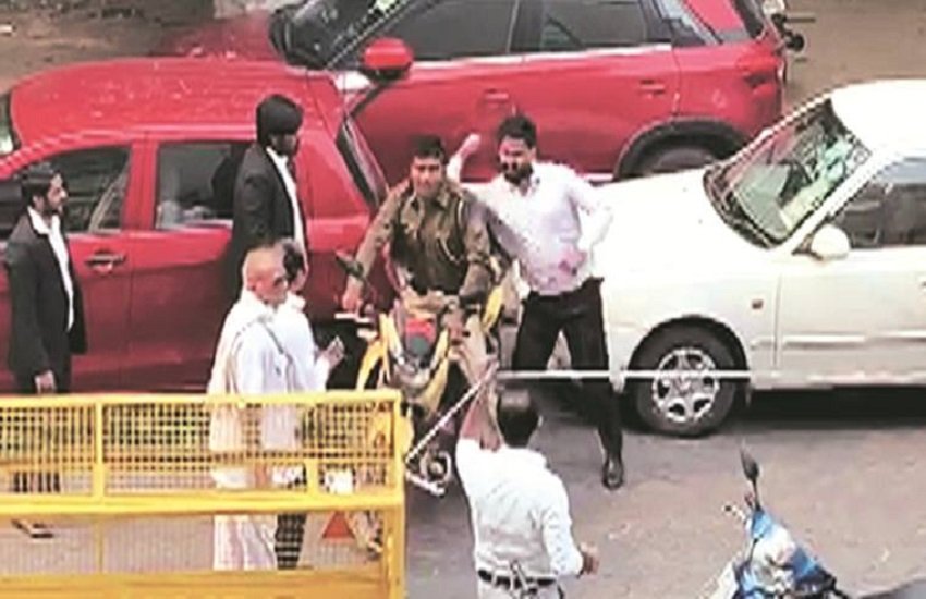 पुलिस की पिटाई करते वकील, फोटो सोर्स- इंडियन एक्सप्रेस