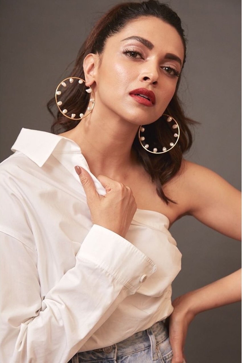 शाहरुख खान के साथ सुपरहिट फिल्म ओम शांति ओम से अपना सिनेमाई करियर शुरू करने वालीं दीपिका पादुकोण आज बॉलीवुड की सफलतम अभिनेत्रियों में शुमार हैं। दीपिका ने अपने फिल्मी करियर मे ढेरों प्रतिष्ठित सम्मान अपने नाम किये हैं। दीपिका के चाहने वाले भी करोड़ों की संख्या में हैं। फैंस दीपिका की एक्टिंग के साथ ही उनकी खूबसूरती के भी दीवाने हैं। आए दिन सोशल मीडिया में दीपिका की तस्वीरें वायरल होती हैं। इन्हीं वायल तस्वीरों में कुछ ऐसी तस्वीरें भी हैं जिनमें दीपिका पादुकोण बिना मेकअप नजर आ रही हैं। सांवले रंग और बड़ी-बड़ी आंखों वाली दीपिका के नो मेकअप लुक को भी उनके फैंस का खूब प्यार मिला। आइए डालते हैं नजर ऐसी ही चंद तस्वीरों पर: