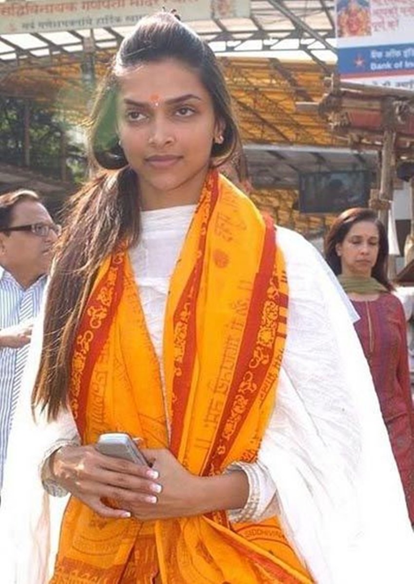 साल 2008 में दीपिका अपने पिता के साथ मुंबई के सिद्धि विनायक मंदिर में बिना मेकअप कुछ यूं नजर आई थीं।