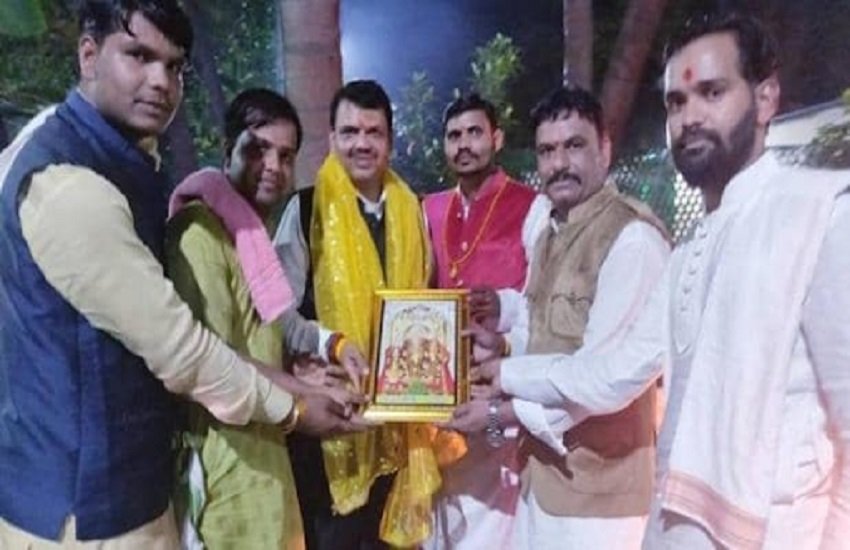 मंदिर में दर्शन करते हुए सीएम देवेंद्र फडणवीस, फोटो सोर्स- सोशल मीडिया