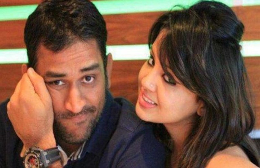 महेंद्र सिंह धोनी और साक्षी धोनी।