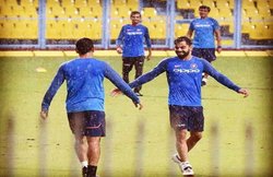 Crime Partner संग विराट कोहली ने शेयर की फोटो; यूजर्स बोले- ढिंढोरा पिटवा दो चीकू, धोनी लौट आया है