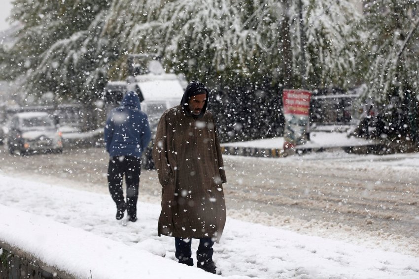 श्रीनगर में बर्फबारी के चलते सड़कों पर कई इंच मोटी बर्फ की परत जम गई है।