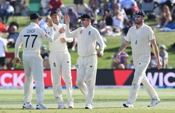 New Zealand vs England: इंग्लैंड के गेंदबाजों ने न्यूजीलैंड पर कसा शिकंजा