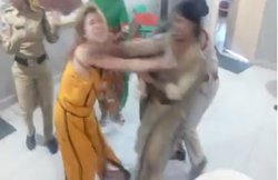 VIDEO: नशे में धुत महिला का थाने में हंगामा, पुलिसवालों पर कर दिया हमला