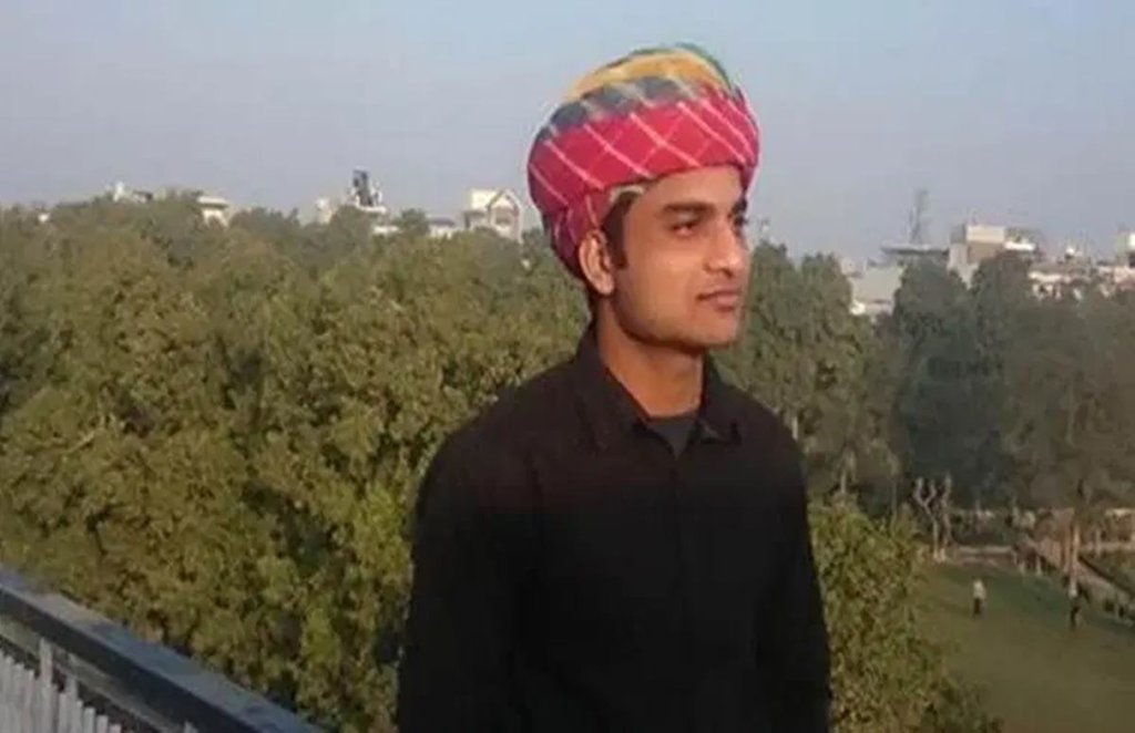 बीएचयू के छात्र अड़े हुए हैं कि फिरोज मुस्लिम हैं और एक मुस्लिम संस्कृत कैसे पढ़ा सकता है? एक मुसलमान गीता और वेद कैसे पढ़ा सकता है?