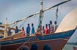 Fishermen fleeing from Yemen rescued