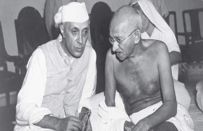 भारत के प्रथम प्रधानमंत्री जवाहरलाल नेहरू और महात्मा गांधी।