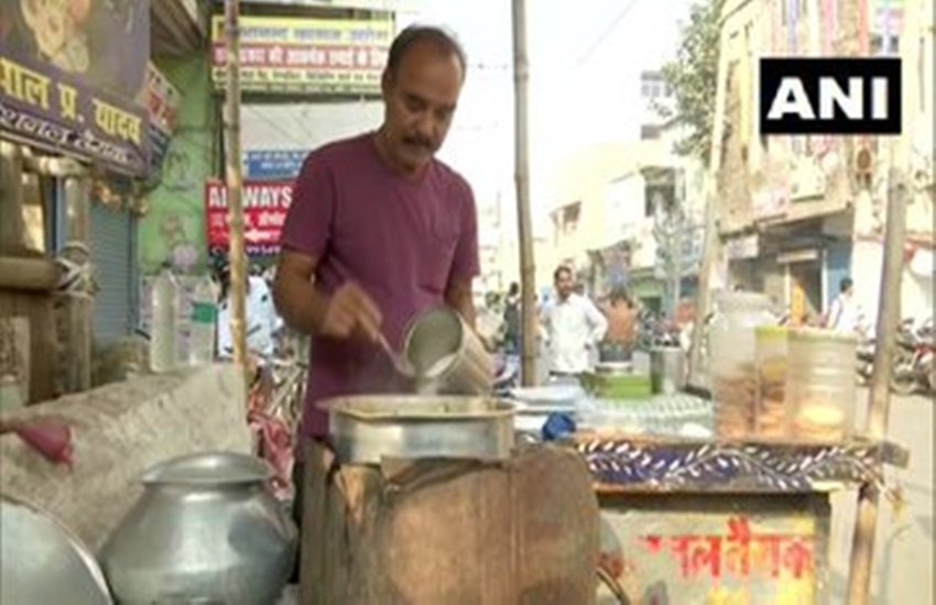 पटना में चाय बेचते राष्ट्रीय तैराक गोपाल (फोटो सोर्स - ANI)