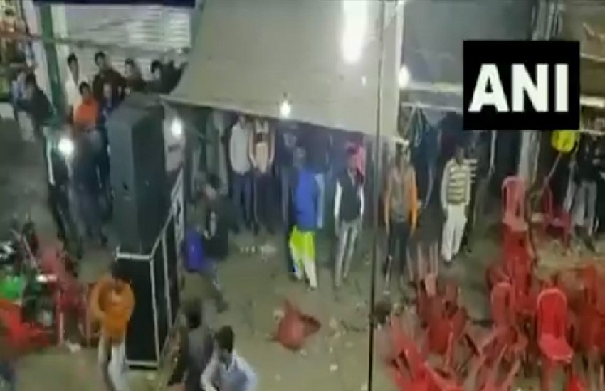 VIDEO: कव्वाली की महफिल में बवाल, एक दूसरे पर जमकर फेंकी गई कुर्सियां, फोटो सोर्स- ANI VIDEO: कव्वाली की महफिल में बवाल, एक दूसरे पर जमकर फेंकी गई कुर्सियां, फोटो सोर्स- ANI