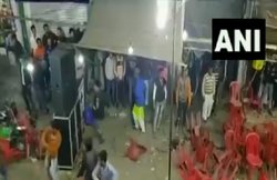 Haridwar: कव्वाली प्रोग्राम में जमकर चलीं कुर्सियां, पुलिस ने भांजी लाठियां; देखें VIDEO